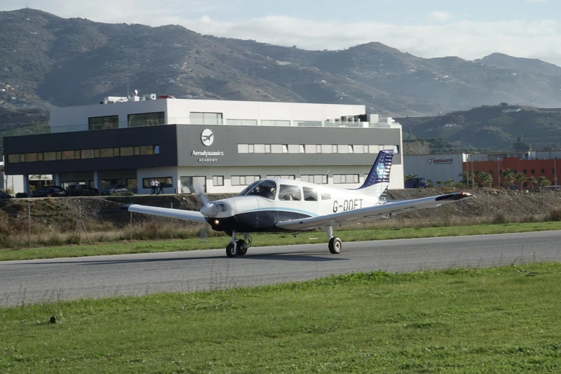 Avi�n Piper �Warrior III� con la sede de V�lez M�laga al fondo.